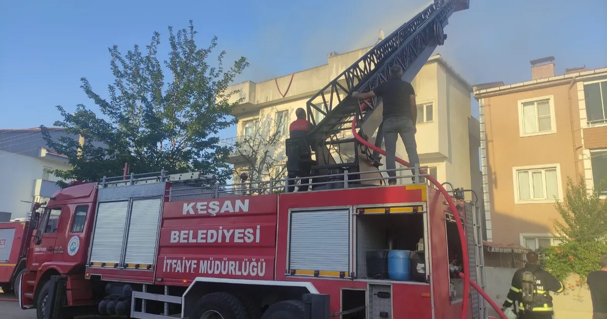 Edirne Keşan’da apartman çatısında yangın